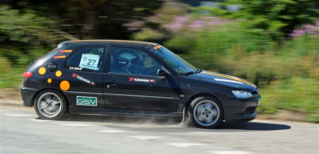 Niels og Inger Bjerre præsterer flot rallytempo i deres Peugeot 306
(Foto: Åge Keseler Kirketerp)
